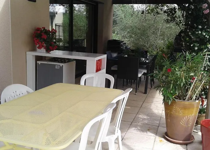 Le Tivoli Проживание в семье Монтиньяк